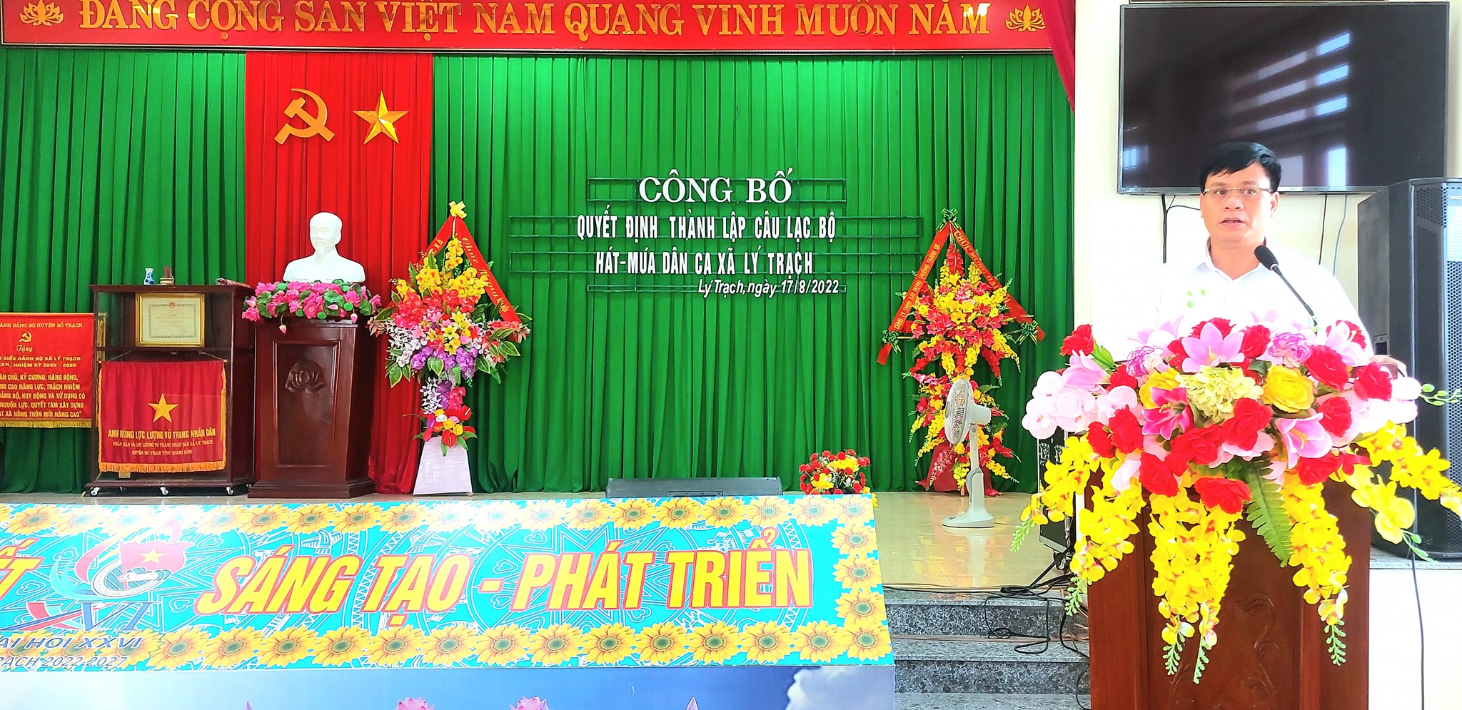 Đồng chí Nguyễn Minh Ngọc phát biểu chúc mừng.