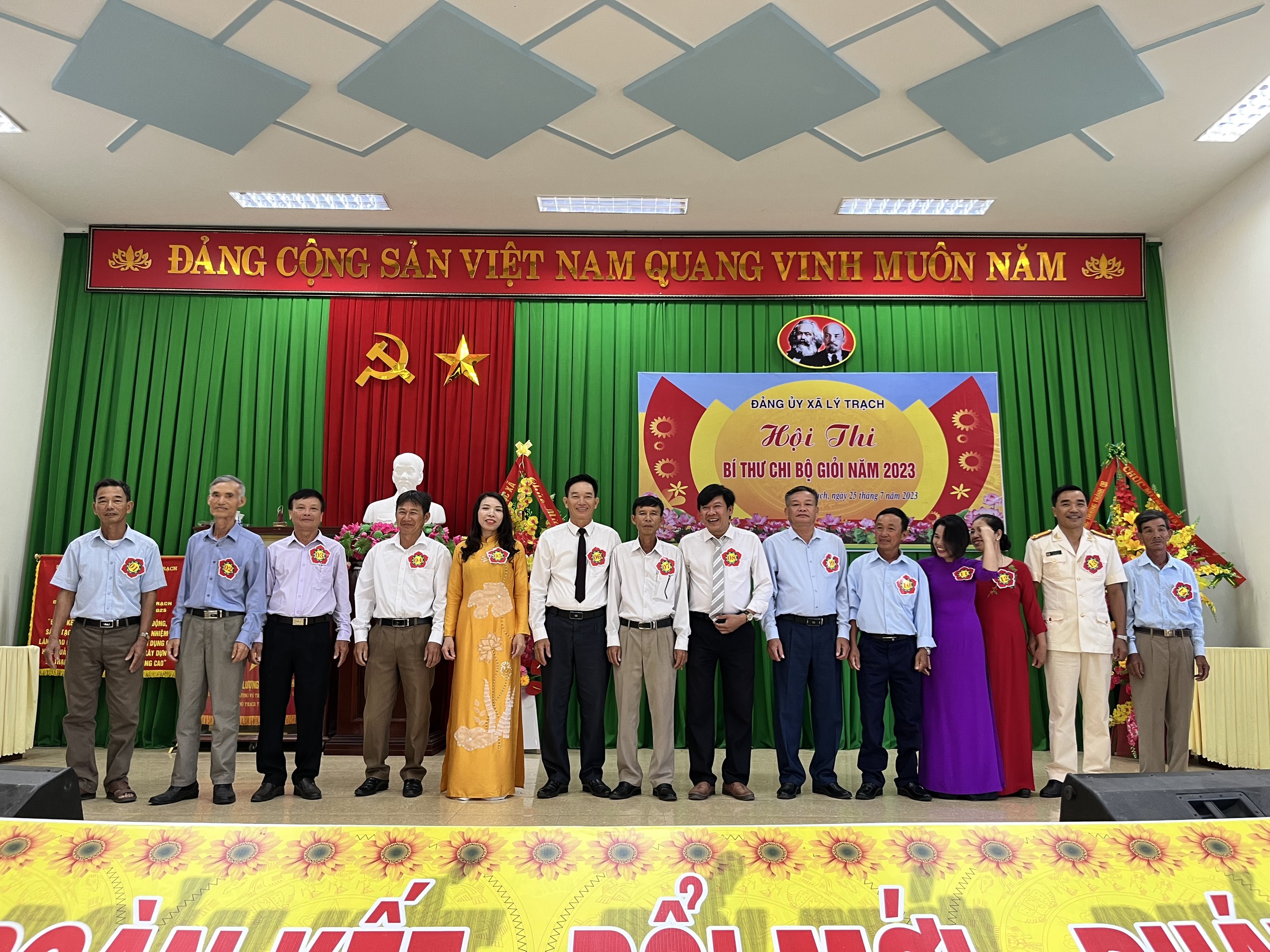 Các thí sinh dự thi
